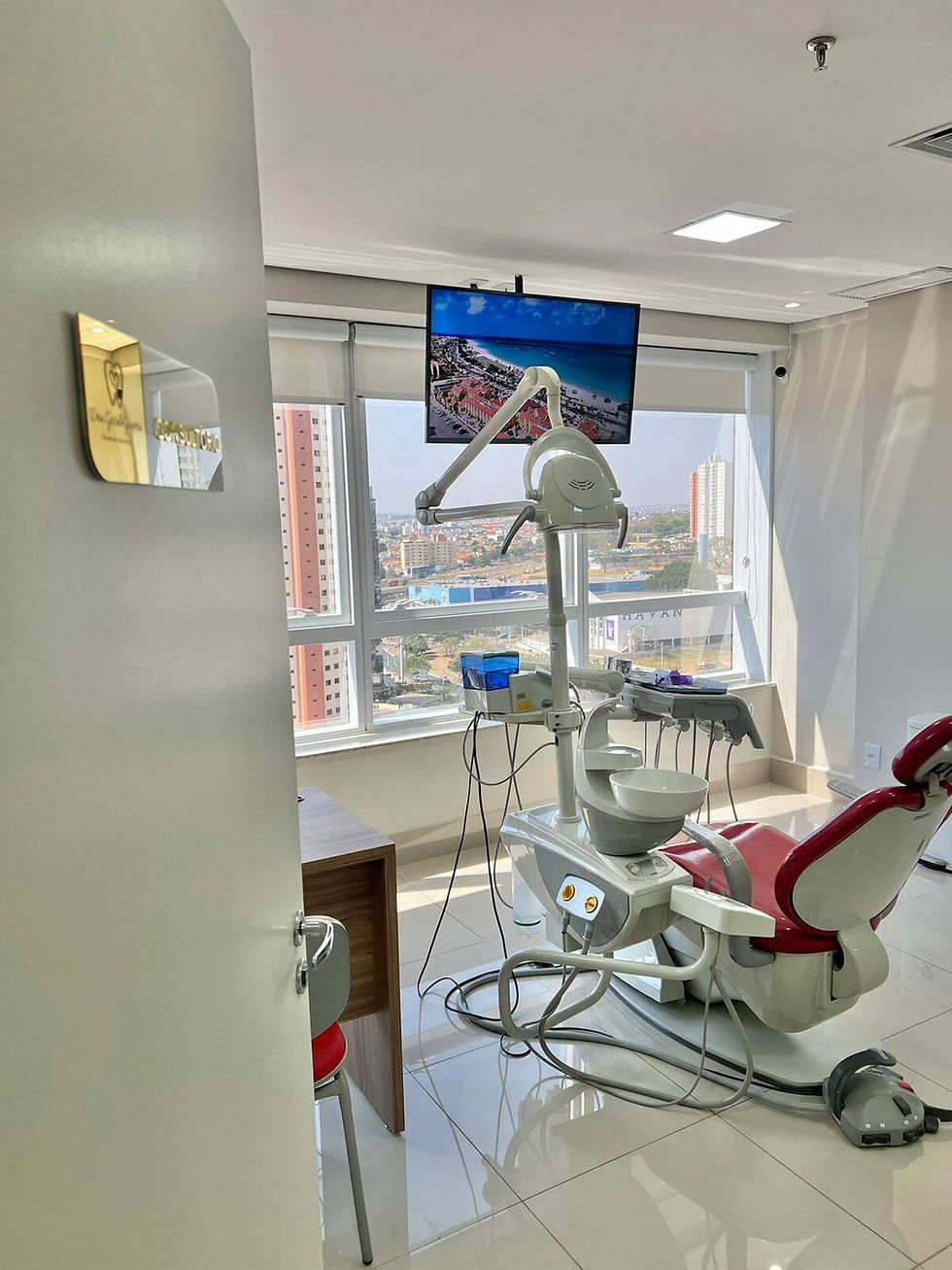 Cadeira de dentista dentro de consultório.