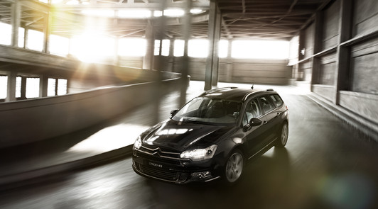 Photographie d'une voiture qui roule