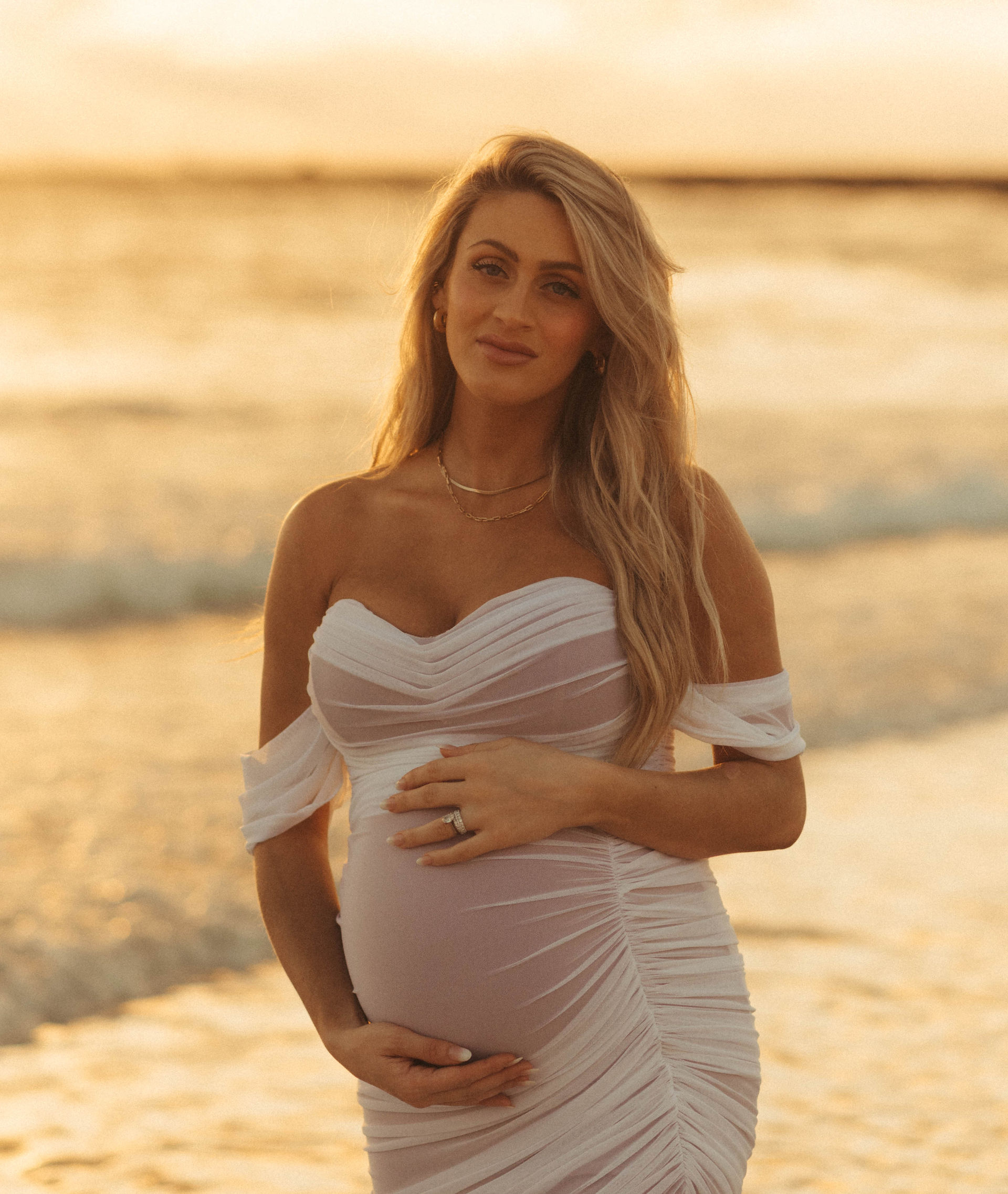 pregnancy announcement photos at beach maternity photos | Dani Parada Photography | Miami Maternity Photoshoot