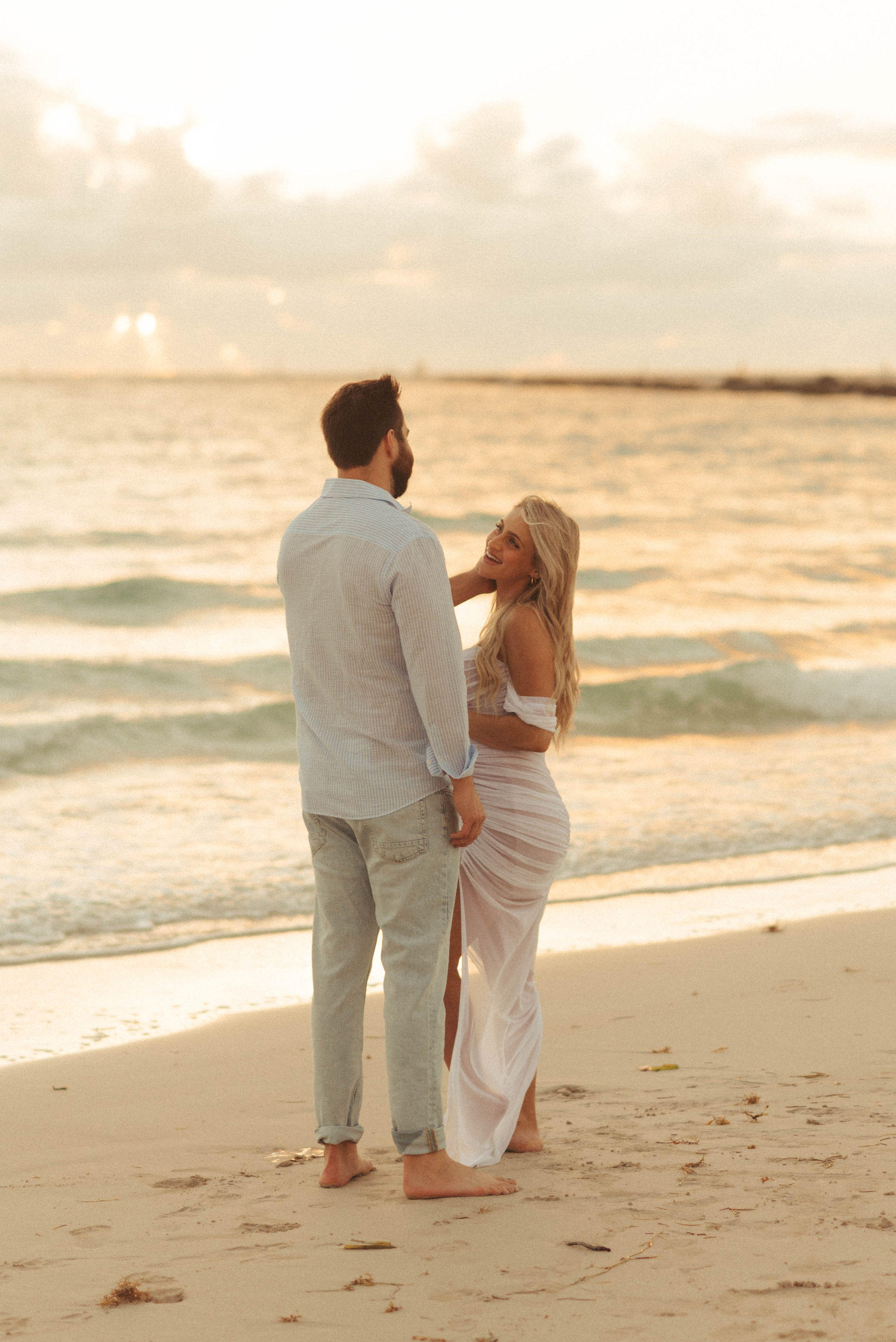 pregnancy announcement photos at beach maternity photos | Dani Parada Photography | Miami Maternity Photoshoot
