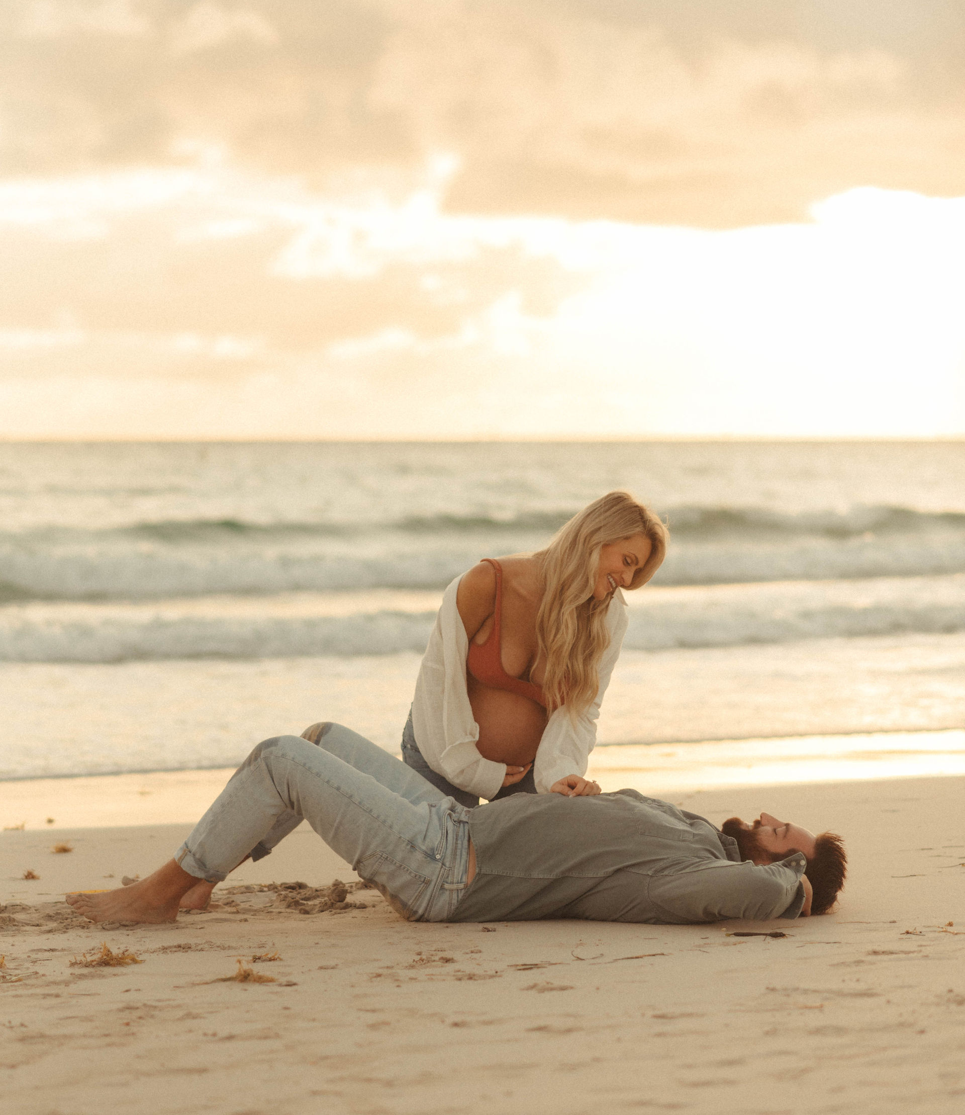 pregnancy announcement photos at beach maternity photos | Dani Parada Photography | Miami Maternity Photoshoot
