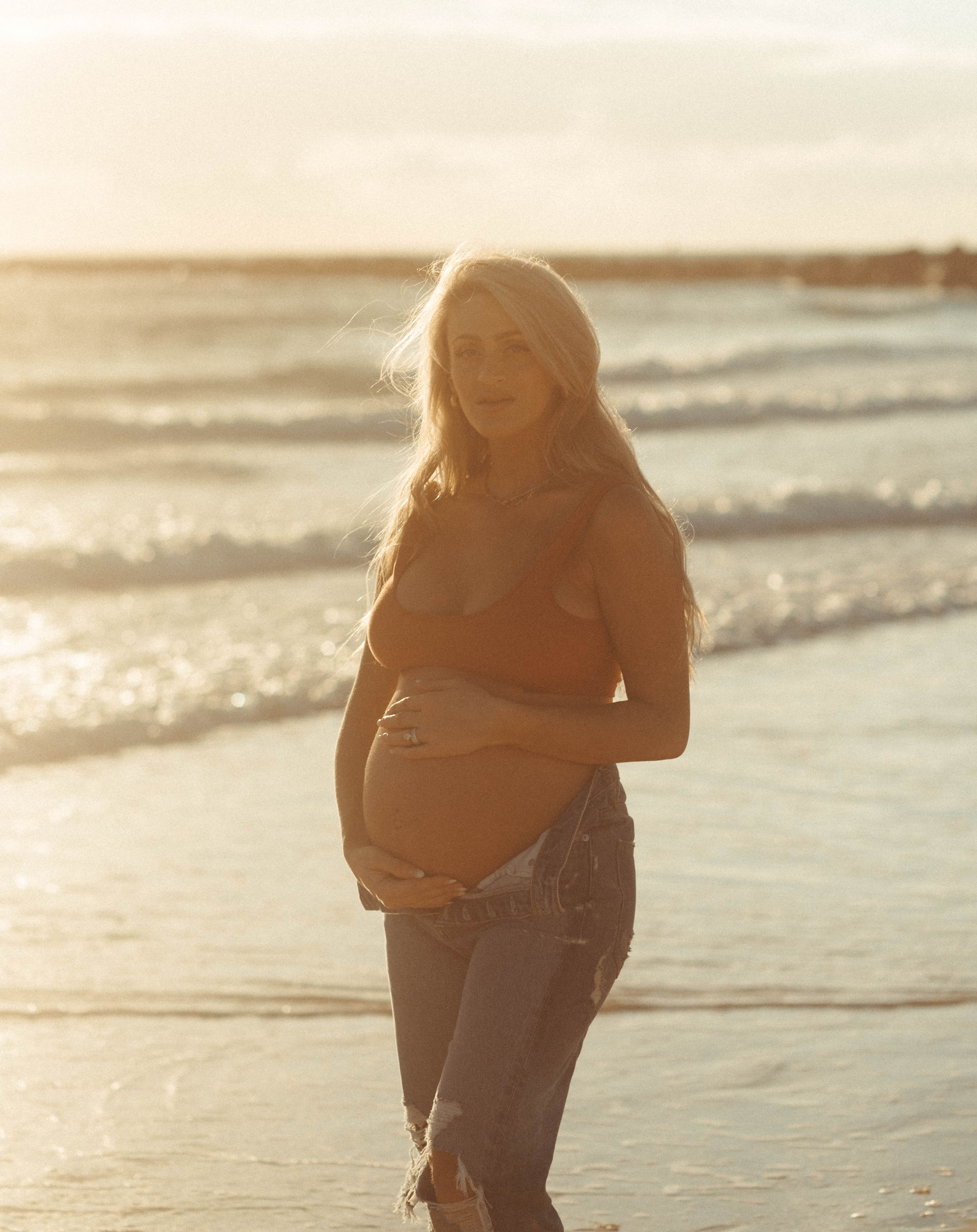 pregnancy announcement photos at beach maternity photos | Dani Parada Photography | Miami Maternity Photoshoot