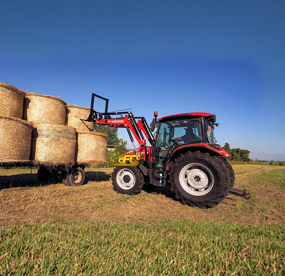 Tractor McCormick X4 con pala en Talleres FCS en tejeda de tietar.jpg