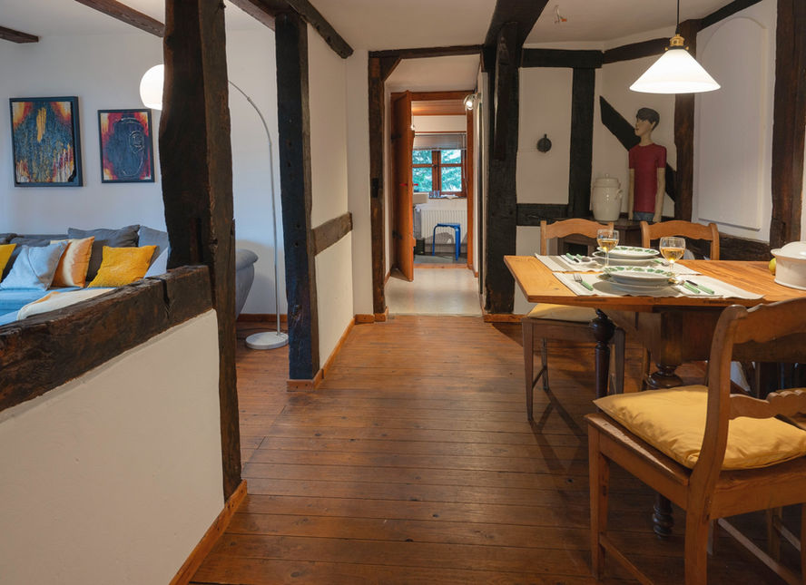 Der Blick den Flur hinunter zwischen Wohnzimmer und Essbereich.