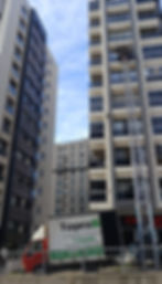 Yüksek açıdan asansörlü nakliyat aracı ve bina cephesi