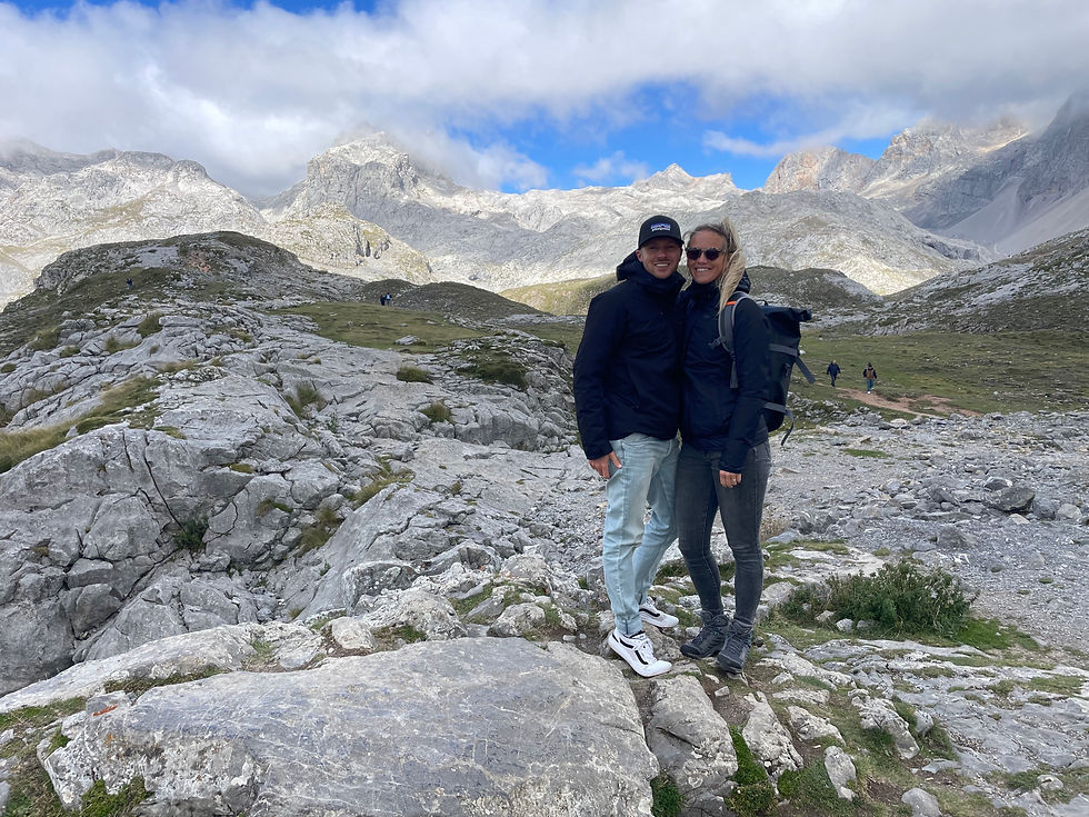 Jong sportief stel in de bergen wolken blauwe lucht Picos de Europa