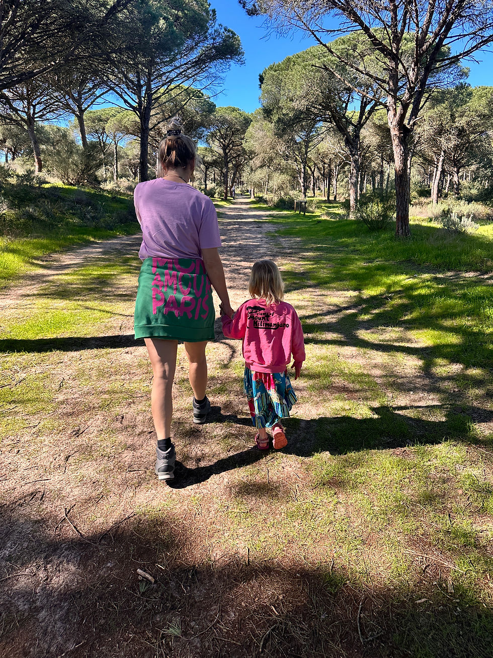Wandelen in de natuur van Spanje met een kind – vertragen en in het nu zijn om te herstellen.