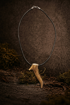 Schmuck-Halskette mit Anhänger aus Geweih