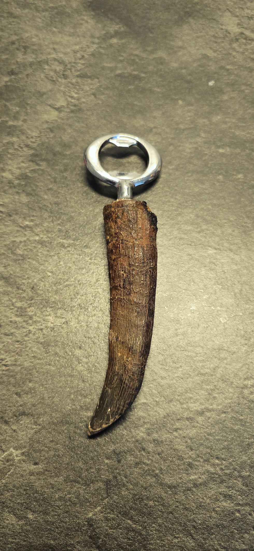 Miniaturbild: Exklusiver Flaschenöffner mit einem Griff aus dem echten Horn einer Gams, tiefschwarzes Naturprodukt in Handarbeit gefertigt.