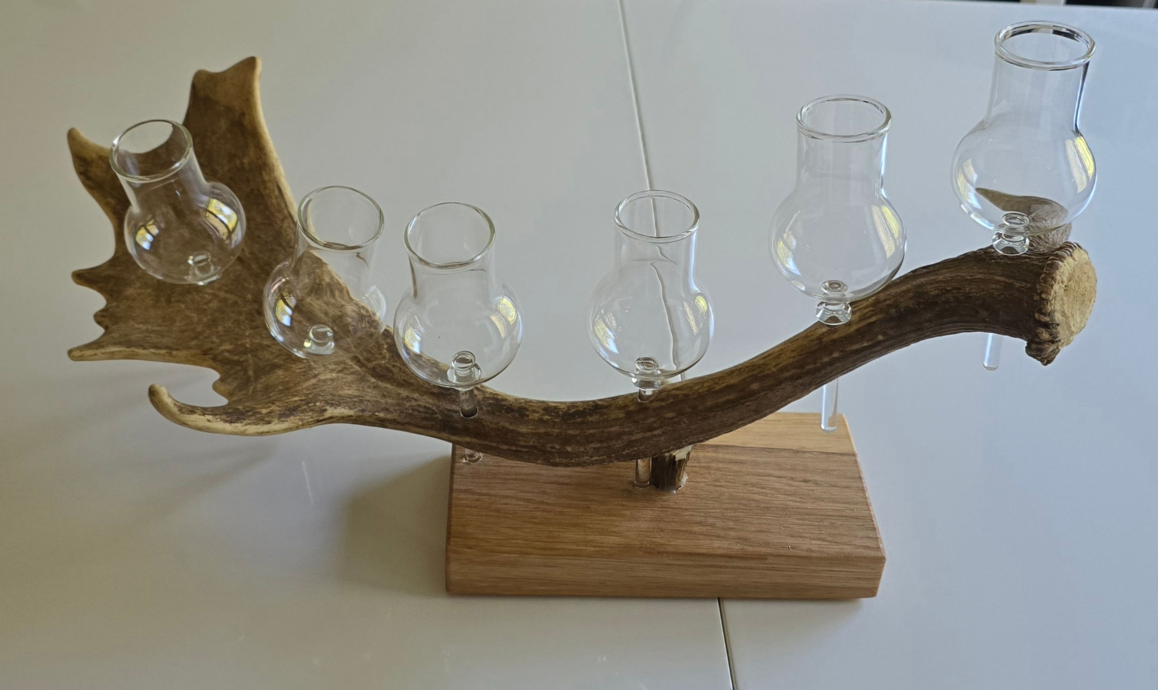 Schnapsständer aus Geweih auf Eichenholzplatte