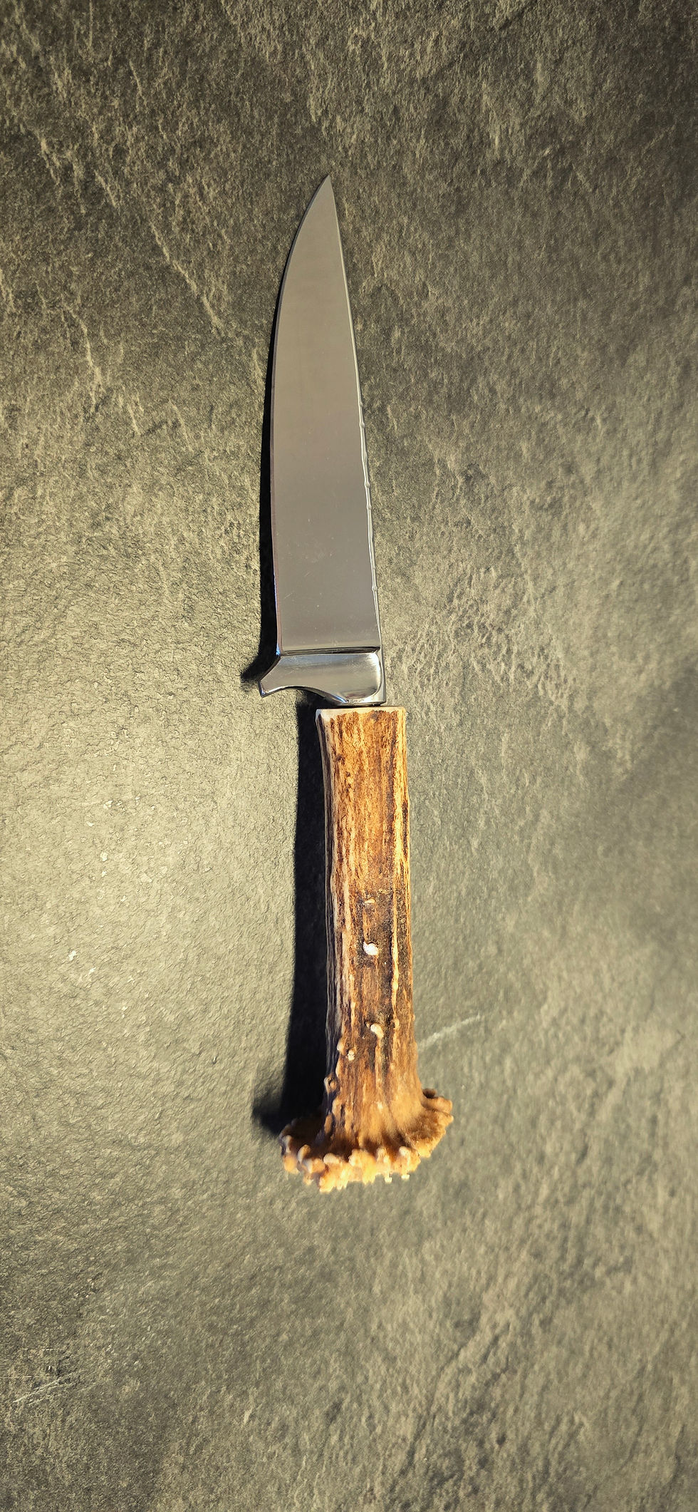 Rustikales Küchenmesser und Jagdmesser (Knicker) mit einer langlebigen Edelstahlklinge und einem kräftigen Griff aus einer Ge