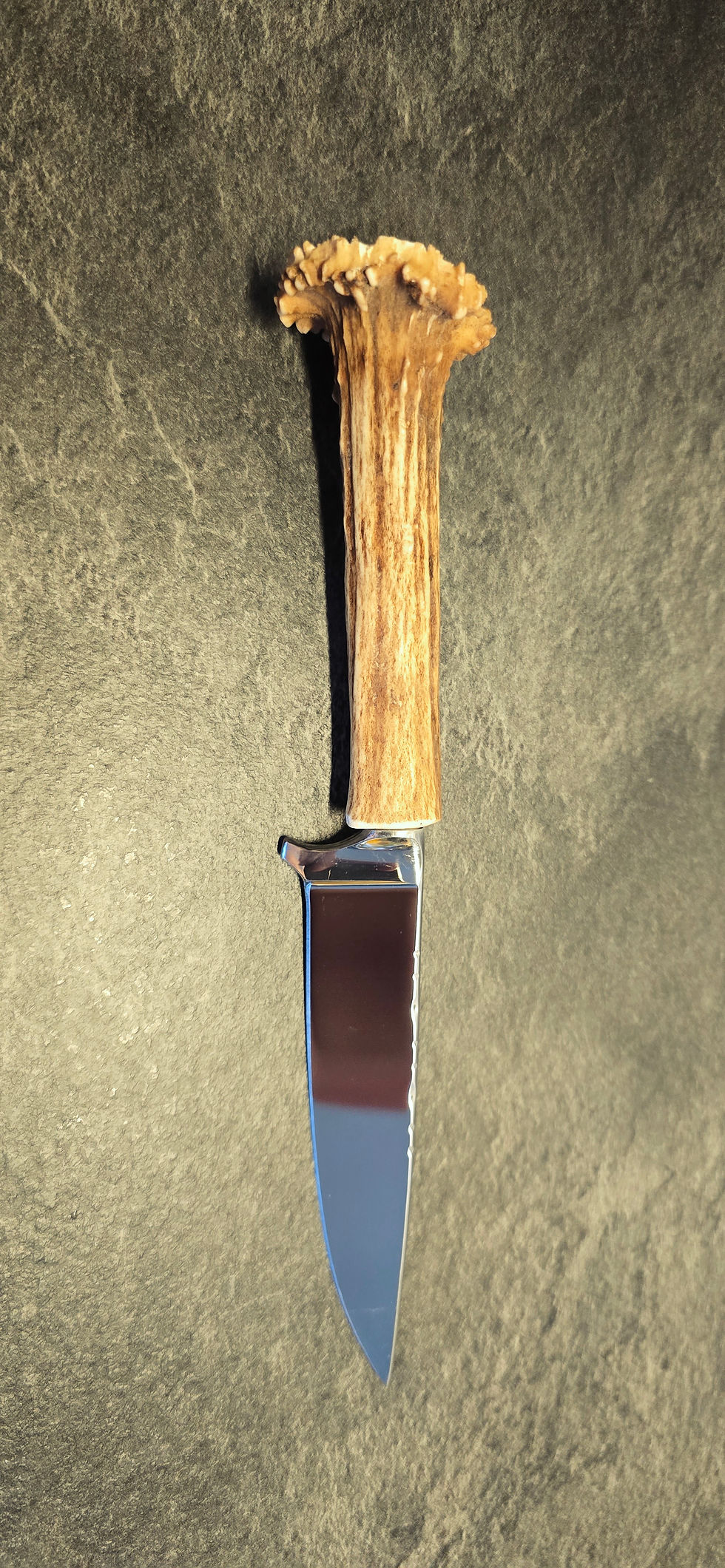 Miniaturbild: Rustikales Küchenmesser und Jagdmesser (Knicker) mit einer langlebigen Edelstahlklinge und einem kräftigen Griff aus einer Ge