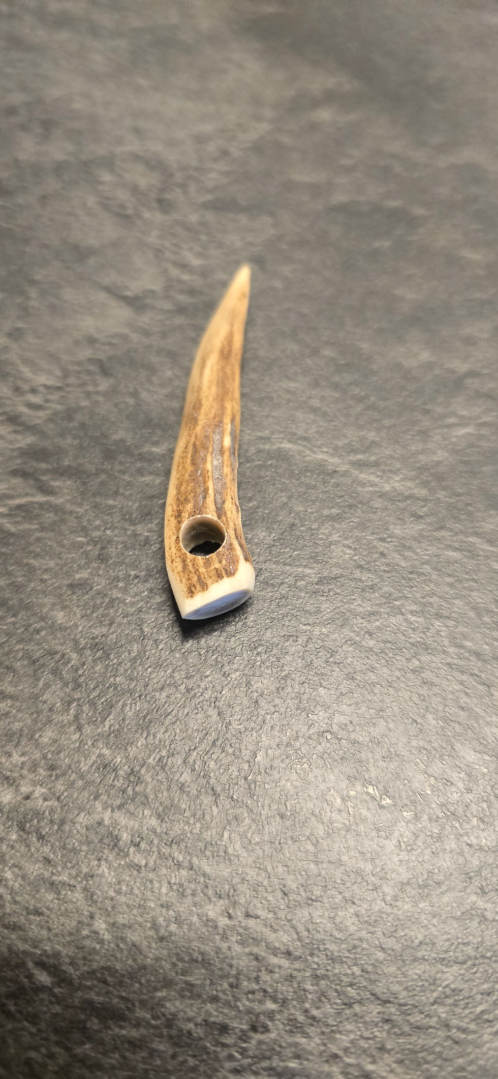 Miniaturbild: Handgefertigter Trachtenschmuck, feine Halskette mit einem naturbelassenen Anhänger aus Hirschgeweih.