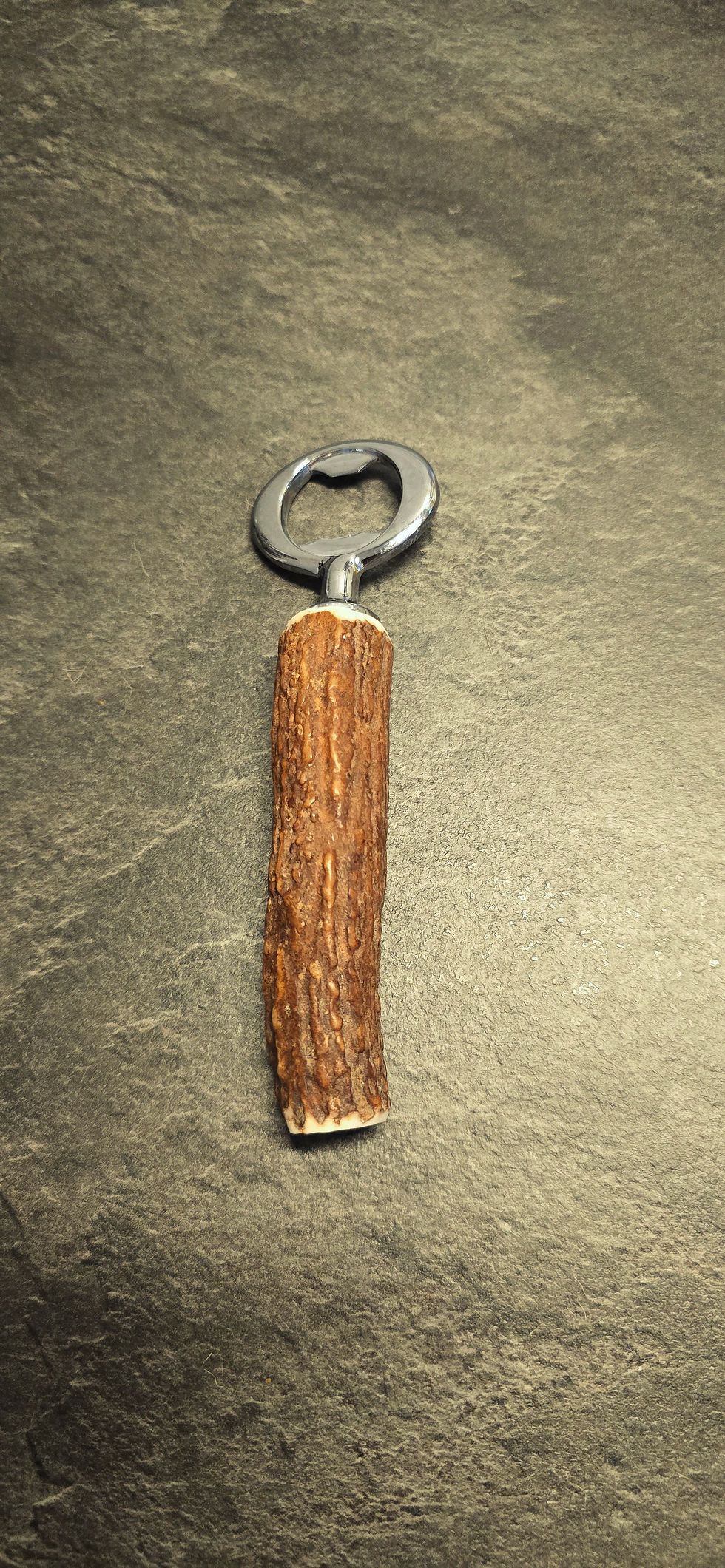 Miniaturbild: Massiver Flaschenöffner aus Hirschgeweih, handgearbeitet mit ergonomischer Form und charakteristischer Oberflächenstruktur.