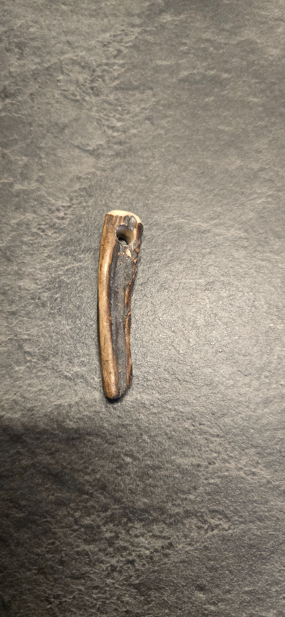 Miniaturbild: Handgefertigter Trachtenschmuck, feine Halskette mit einem naturbelassenen Anhänger aus Hirschgeweih.