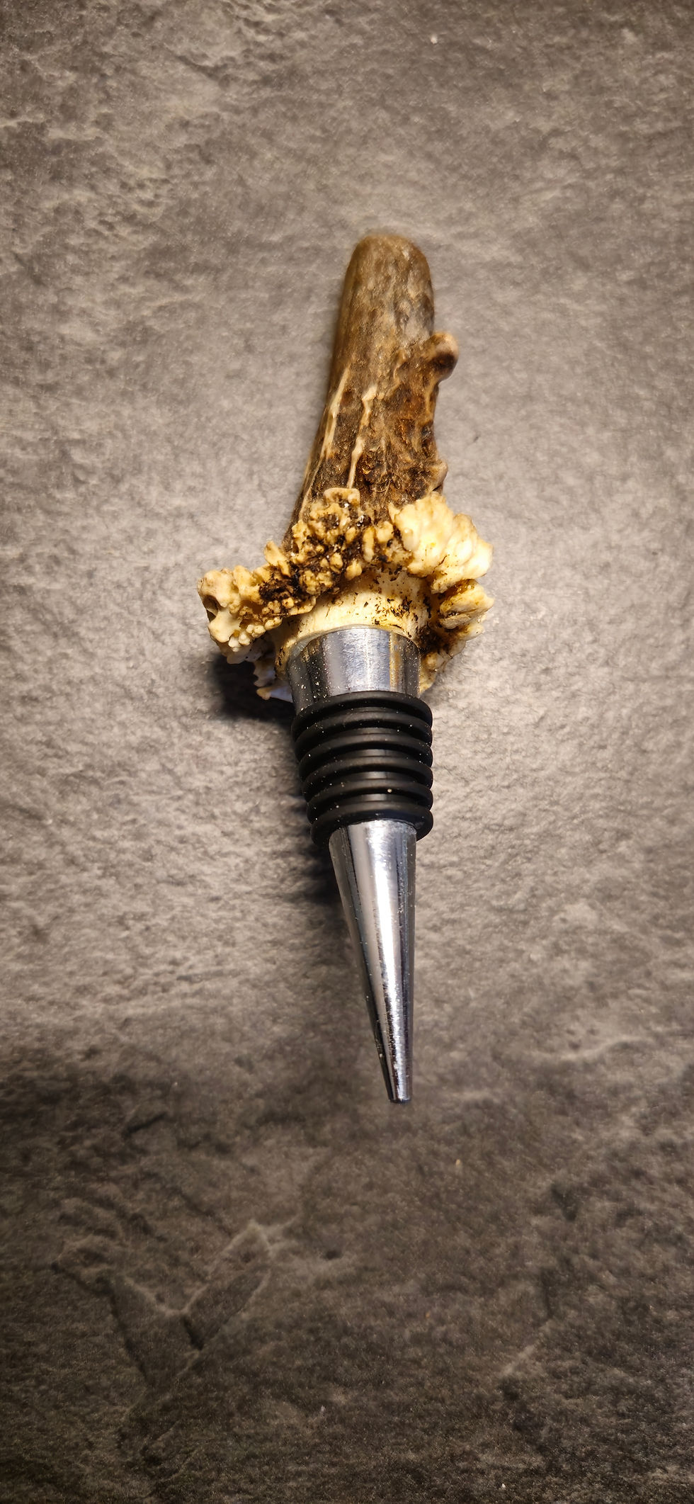 Miniaturbild: Einzigartiger Flaschenöffner aus einem verzweigten Rehbock-Geweih, massiver Griff aus echtem Geweih mit natürlicher Form.