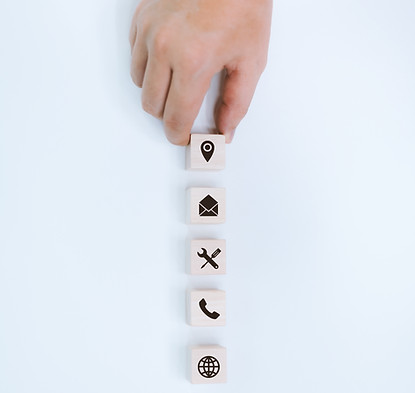 Service-Icons von Ecopack: Eine Hand ordnet Holzblöcke mit Symbolen für Standort, E-Mail, Werkzeuge, Telefon und Web an.