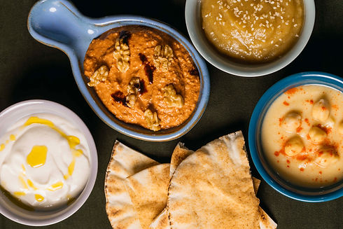 Mezé, pastas árabes servidas com pães folha da Eatnica catering Migraflix