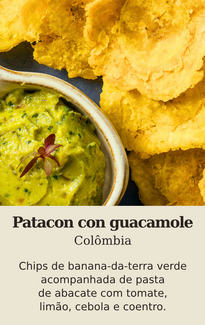 Patacon con guacamole da Colômbia. Chips de banana-da-terra verde acompanhada de pasta de abacate com tomate, limão, cebola e coentro.
