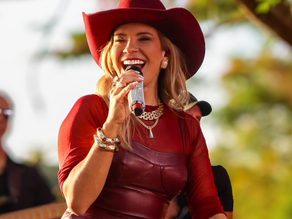 Elis Justi leva à FACILPA show impulsionado por sucesso nº1 nas rádios de todo o Brasil