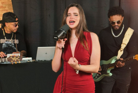 Rafaela Carrer lança a música “Senha do sonho”