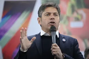 Kicillof vuelve a escena desde la Costa y activa su agenda política de verano