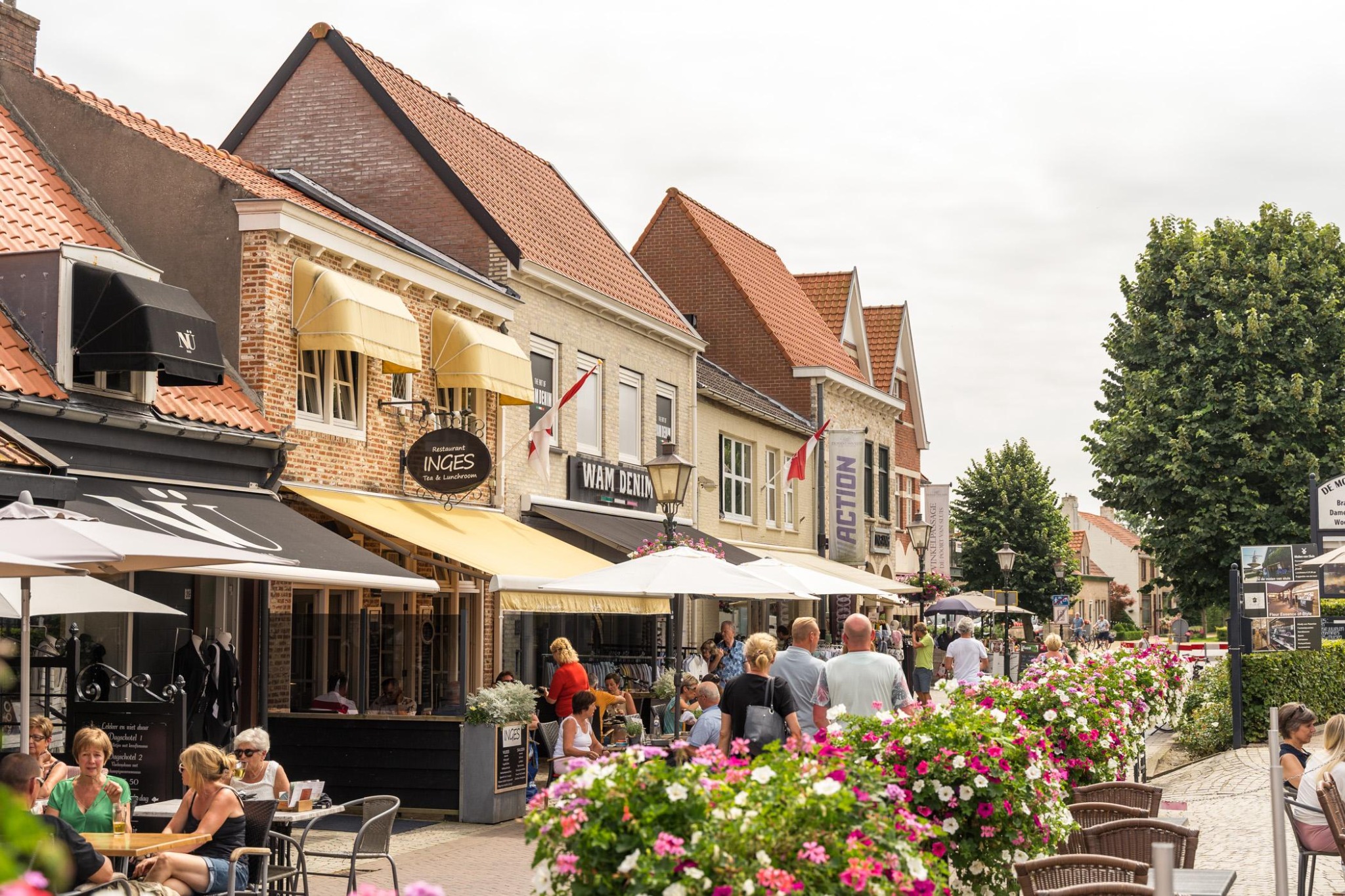 Geschäfte, Terrassen und Blumen im historischen Sluis