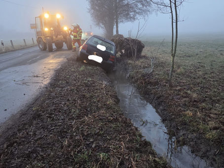 Verkehrsunfall mit Öl auf Gewässer