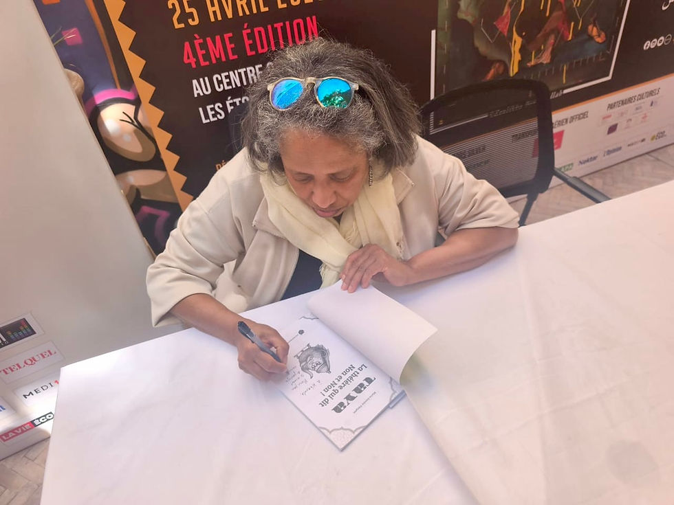 Marie-Denise Douyon dédicace ses livres lors du Festival du Livre Africain de Marrakech après une rencontre avec les jeunes participants de l'activité Les Veilleurs d'Histoires.
