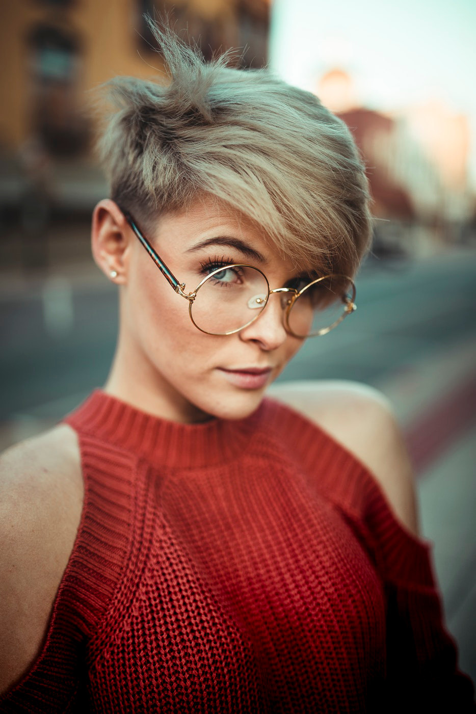 Round Glasses - Evergreen Trend That is Slowly Making a Comeback Femie Magazine