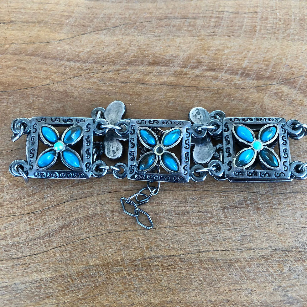 Miniatura: Pulseira em metal com detalhes em pedras azuis.