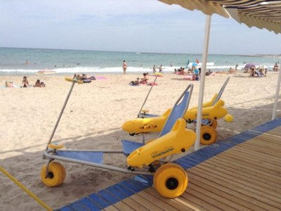 Servicios de accesibilidad en las playas de Sant Adrià para personas con movilidad reducida