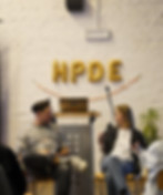 Zwei Personen moderieren vorne auf der Bühne