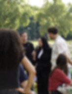 Eine Person redet mit einem Mikrofon in der Hand