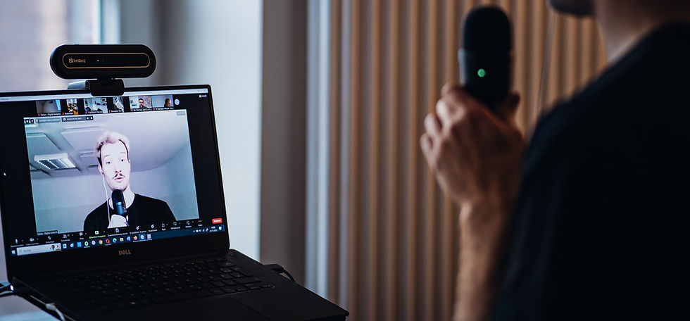 Eine Person moderiert eine digitale Veranstaltung am Laptop
