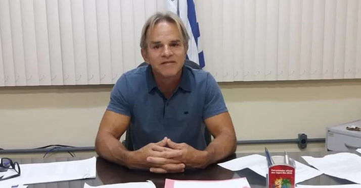 Melhor prefeito do Brasil inaugura escola rural com dinheiro do carnaval.