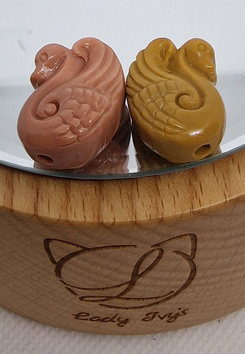 Miniatura: Swan by Hani Bear