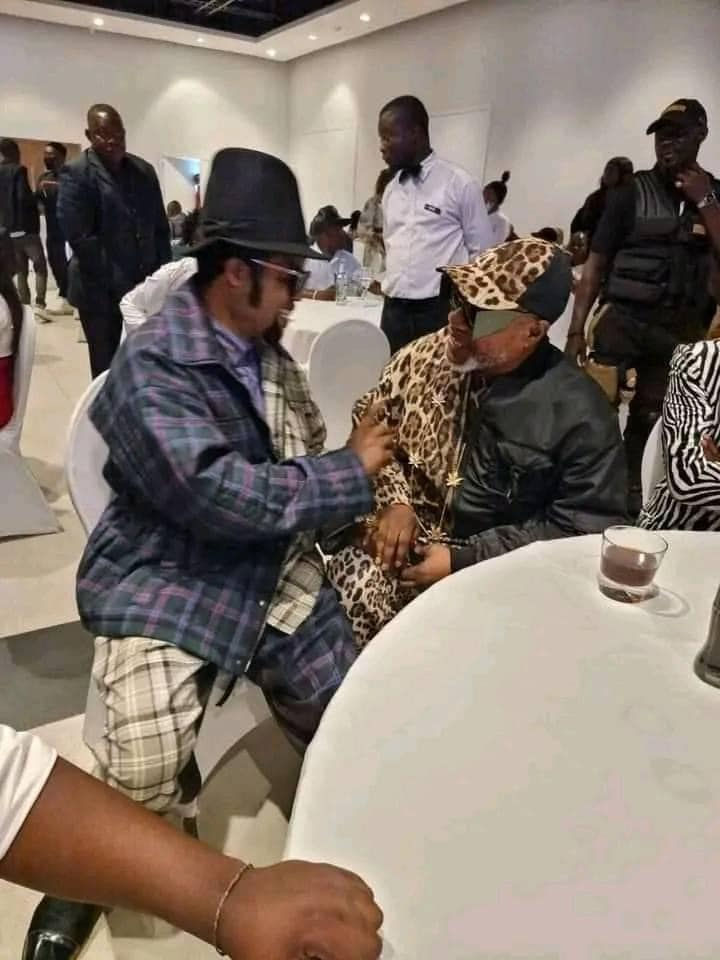🚨 Fally IPUPA apporte son soutien au concert de Félix WAZEKWA prévu le 14 décembre à l'Adidas Arena. "Le jour de l'anniversaire", a-t-il lâché sur sa story Instagram. 💯