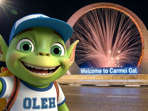Oleh the Alien mascot taking a selfie in front of the illuminated Welcome to Carmei Gat sign at night