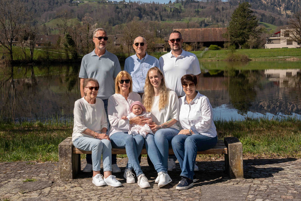 Familienfoto mit Urgroßmutter und Urgroßvater am Gattiker Weiher