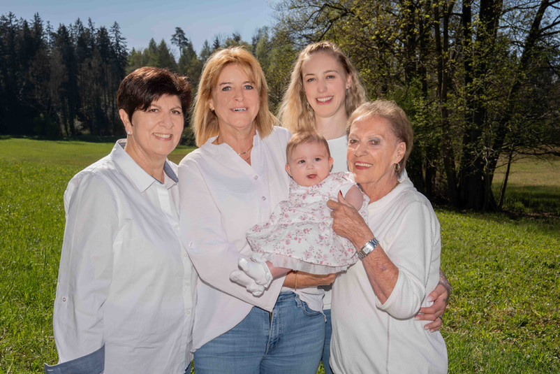 Vier Frauen-Generationen vereint auf einem Familienfoto am Gattiker Weiher