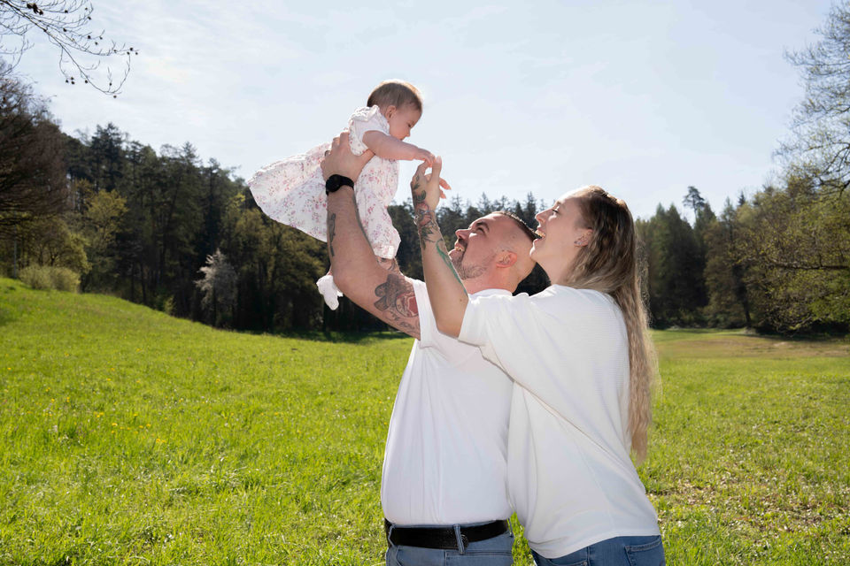 Familienbild mit Neugeborenem Kind in Thalwil – Gattiker Weiher