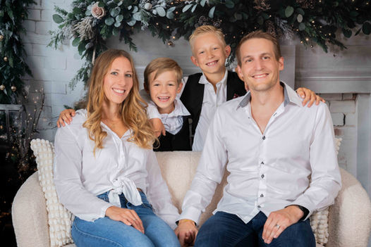 Familien-Weihnachtsfotoshooting im Studio in Thalwil mit festlicher Dekoration