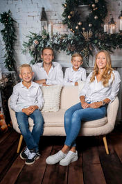 Familienfoto im festlich dekorierten Fotostudio in Thalwil zur Weihnachtszeit