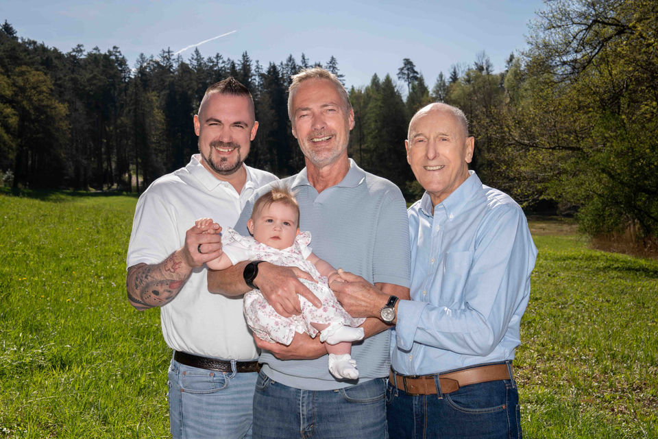 Harmonisches Familienfoto mit mehreren Generationen in Thalwil