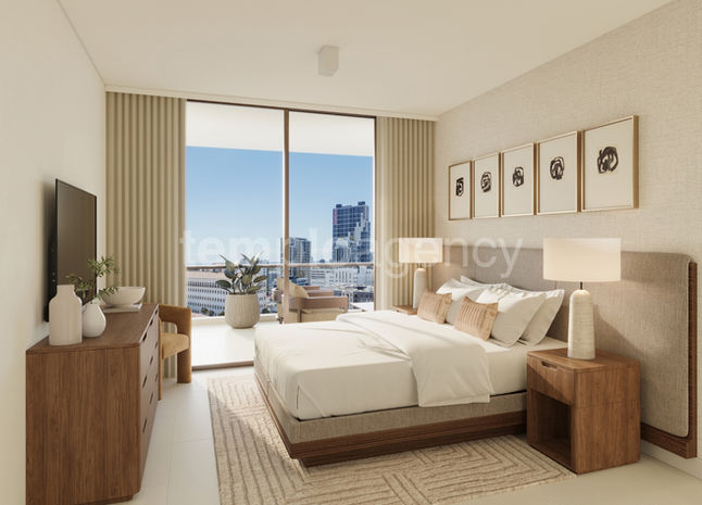 Recámara principal amueblada de Cassia con cama, ventanal y tonos neutros