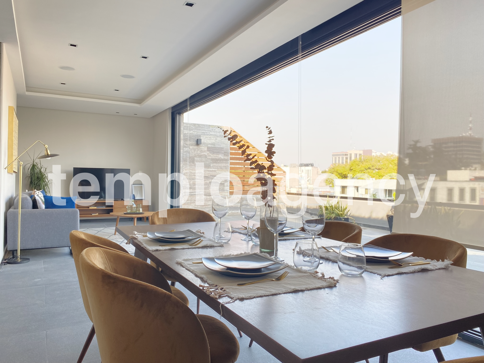 Comedor de una residencia de Alfredo Musset I en Polanco, con amplios ventanales