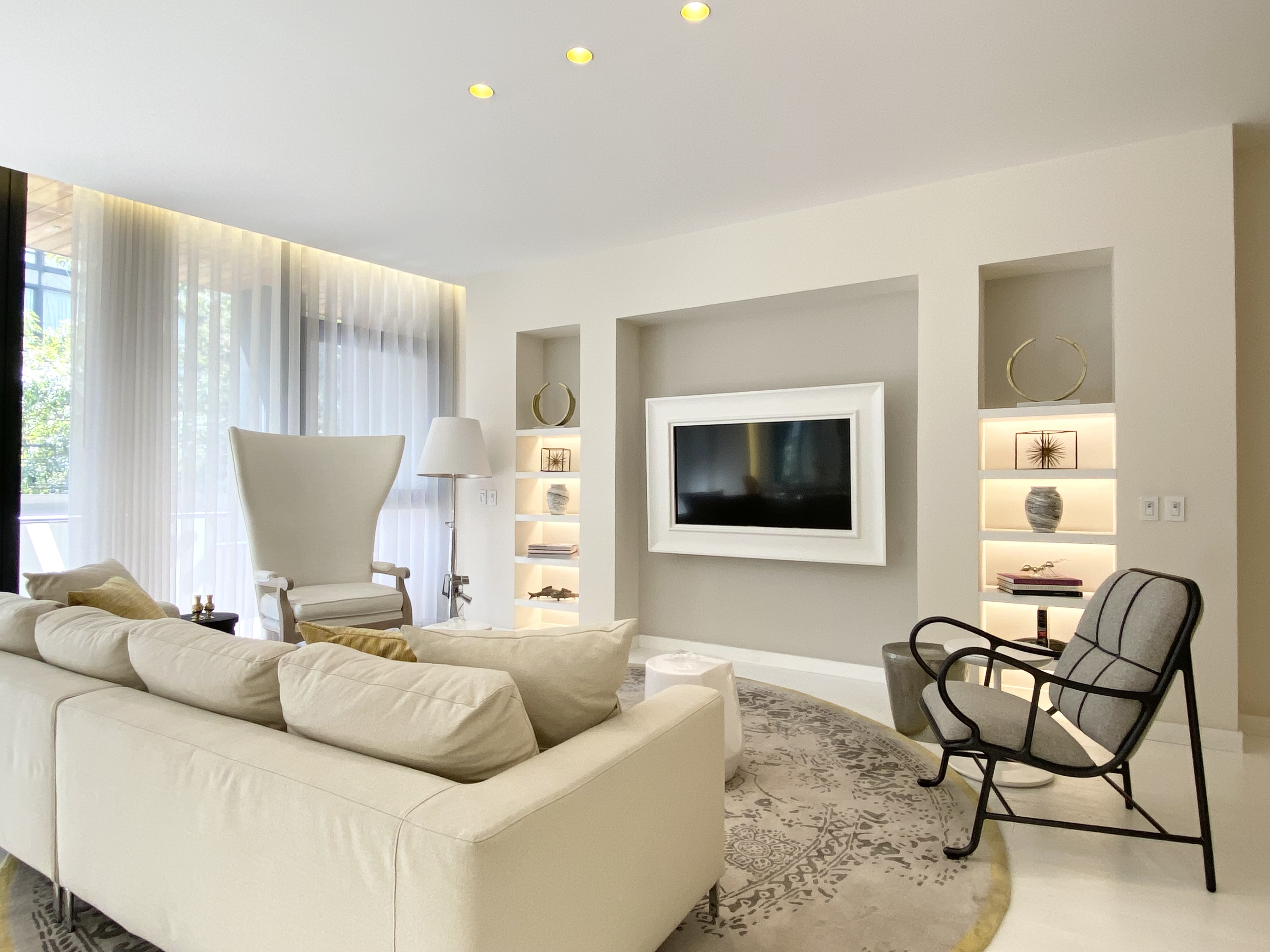Sala de una residencia de Rubén Darío I junto a Chapultepec, con mobiliario y estanterías iluminadas