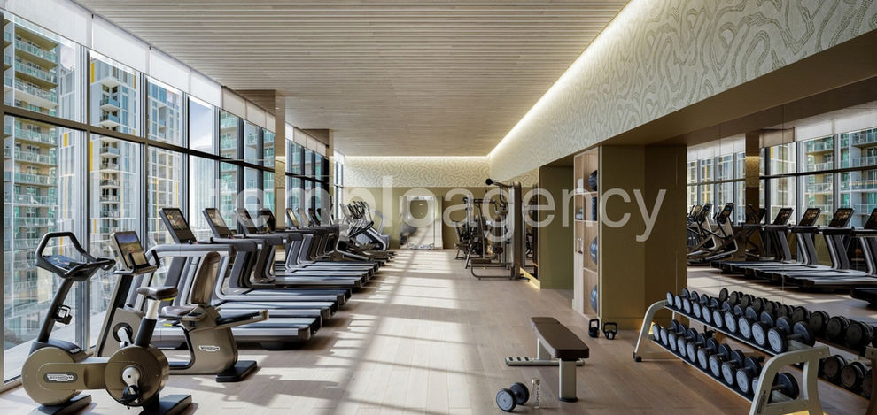 Gimnasio con ventanales y vistas urbanas en Viceroy Brickell