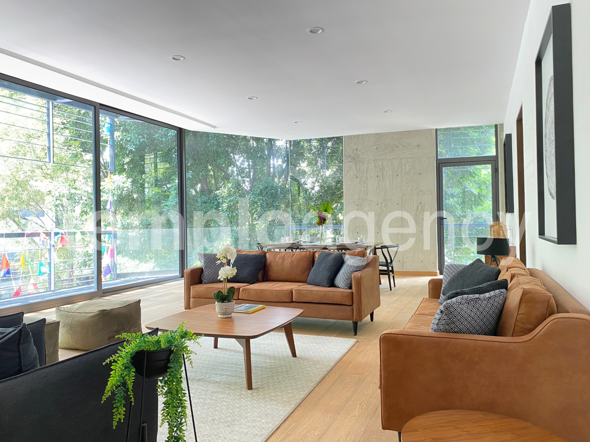 Sala de una residencia de Arquímedes I en Polanco, con ventanales y vistas arboladas